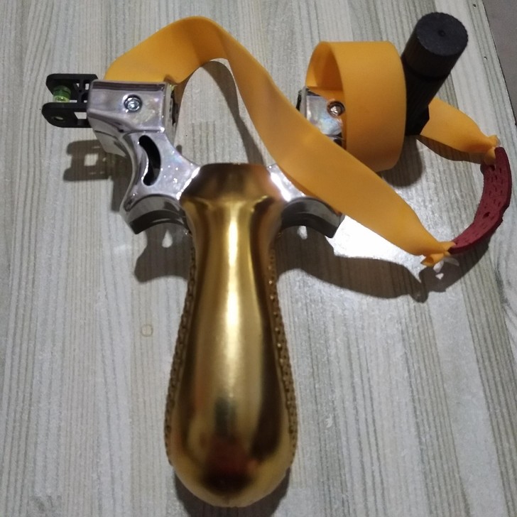 扁皮弹弓户外高精度快压精准激光弹工器红外线...