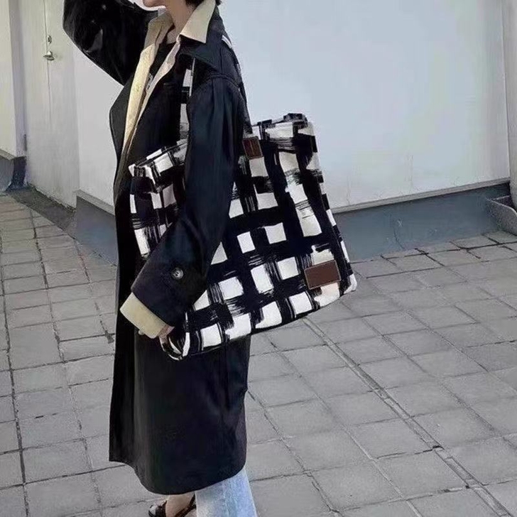 babe2021周雨彤A帆布单肩包格子大容...