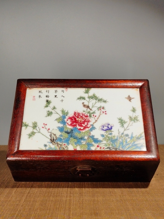 粉彩花鸟瓷板画镶嵌木雕盒子嫁妆盒
