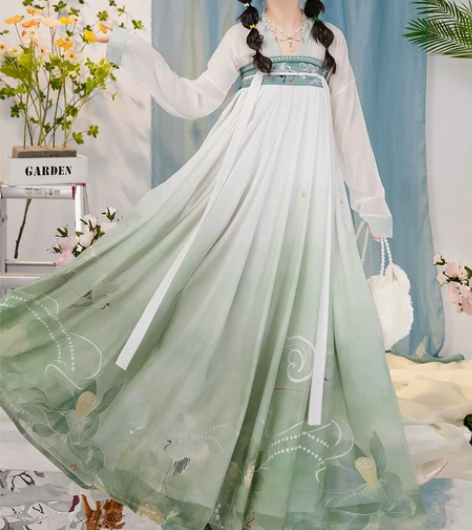 店家是云芳晴 买来后仅试穿， 上衣有点小了...