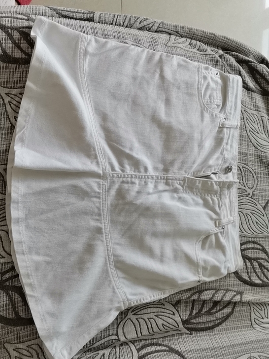 stradivarius纯白色短裙，