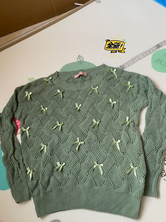 全新可爱风针织衫，有点镂空，里面搭个吊带，...