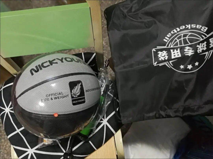 全新篮球，没用过。篮球店一两百的，闲置便宜...