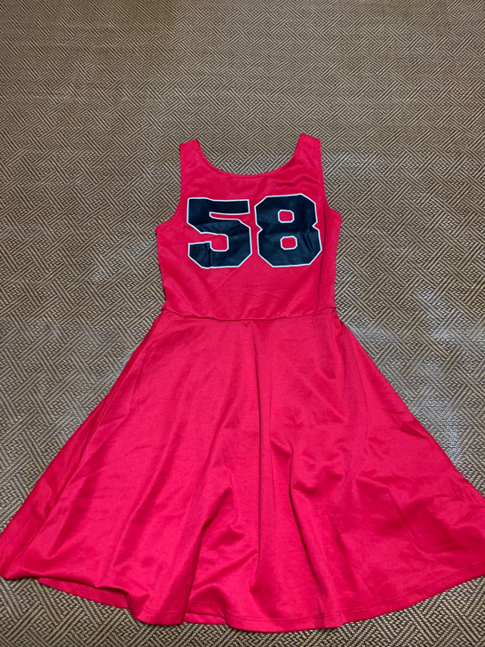 HM红色吊带裙 运动风 可甜可性感