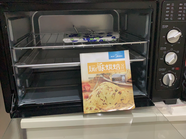 见下图烤箱用过一次，因没时间显摆手艺作罢，...