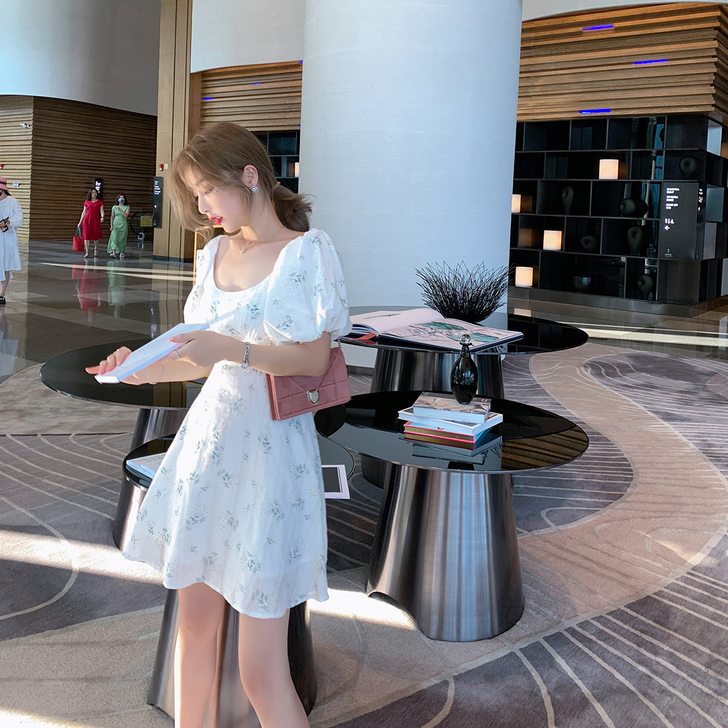 ByYou 夏季新款泡泡袖法式碎花连衣裙收...