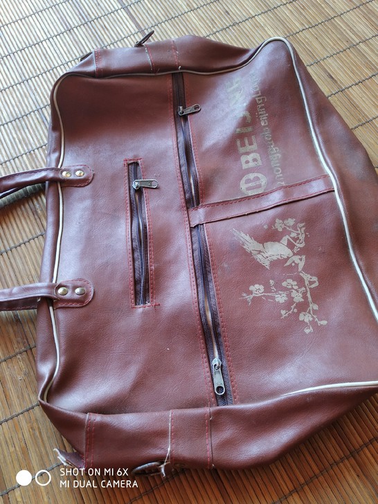 民国红提包，品相如图。