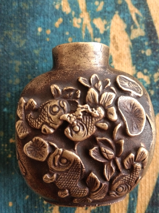 老铜鼻烟壶浮雕非常漂亮，和和美美 ，有喜欢...