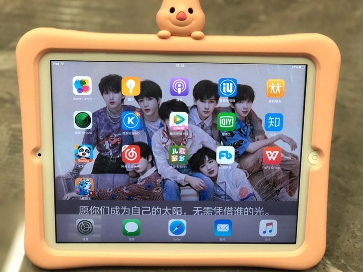 女生自用闲置一台平板ipad苹果平板电脑9...