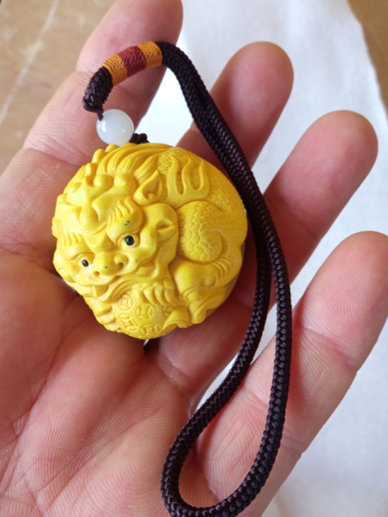 貔貅手把件，小叶黄杨木的，貔貅抱球，吃喝不...