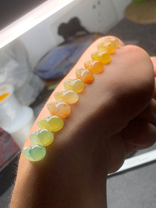 翡翠特色多彩貔貅 实物就这么美艳。