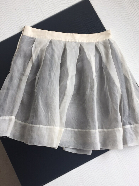 真丝乳白色百褶短裙,透薄的真丝面纱和中间的...