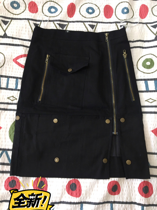 女士黑色机车款半身裙,有内衬,面料微弹。仅...