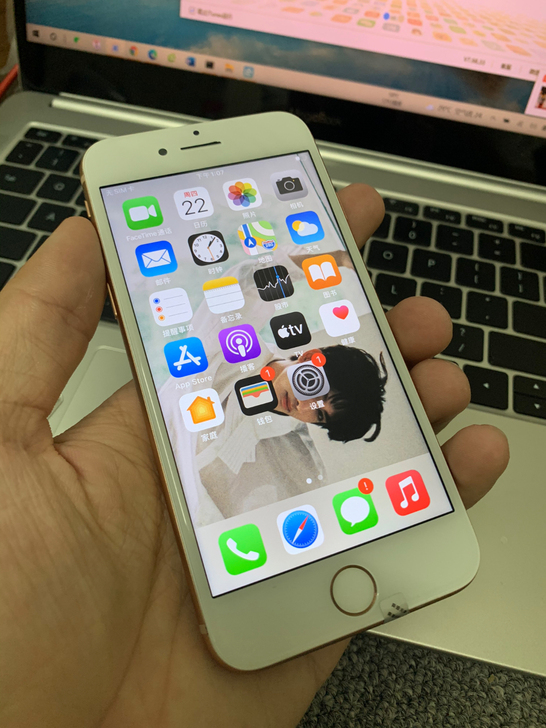 苹果 iPhone8代，金色 。  64g