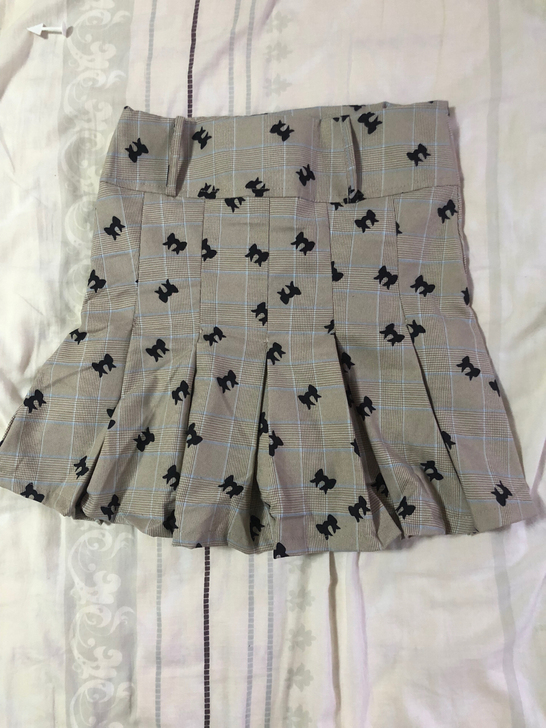 全新的鱼尾伞裙质量很好,上身特别显身材,拉...