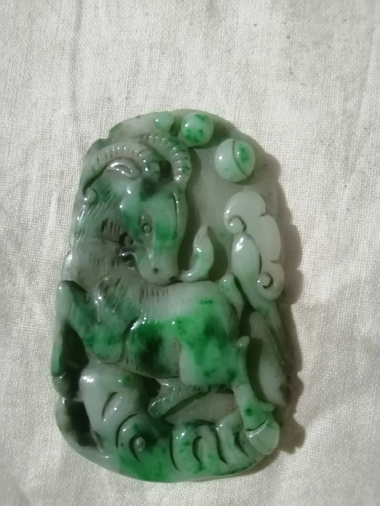 翠玉牌，雕刻画洋洋得意