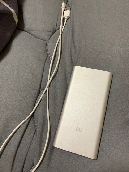 小米充电宝 一万毫安的 便宜出 有一些痕迹...