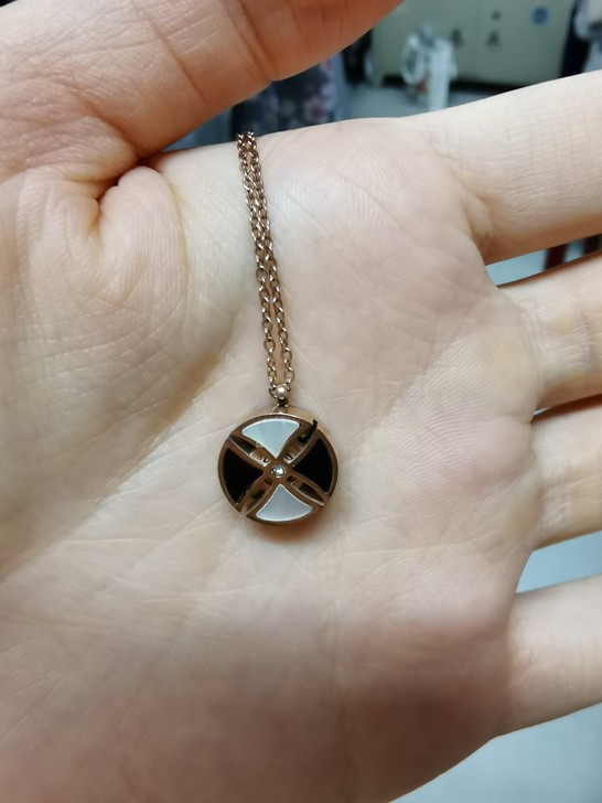 可转，黑色加银色，中间有小钻石，链可调节长...