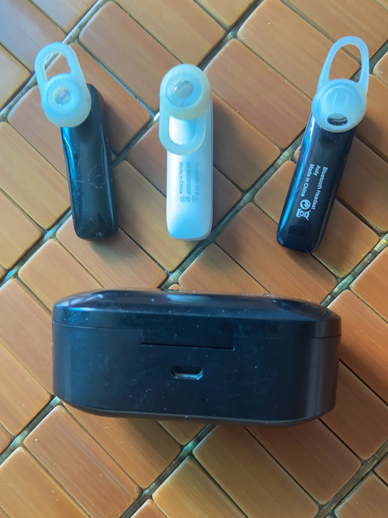 三个旧蓝牙耳机一个qcy蓝牙耳机一个墨镜和...