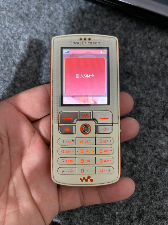索尼 手机一台 功能正常 有意私聊