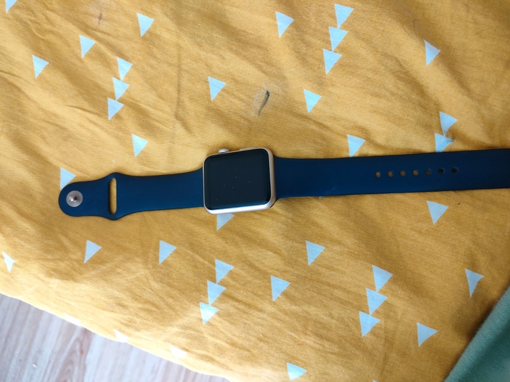 苹果手表，有轻微划痕，没有ID，没有充电器...