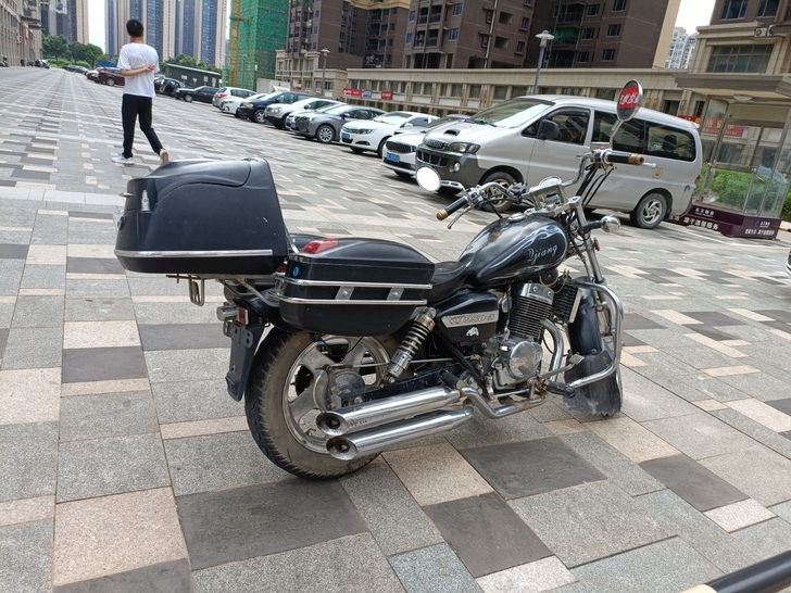 钱江双缸250摩托车