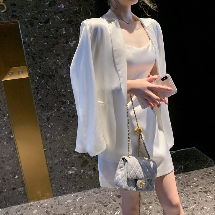 ByYou 夏季白色收腰缎面一字肩吊带连衣...