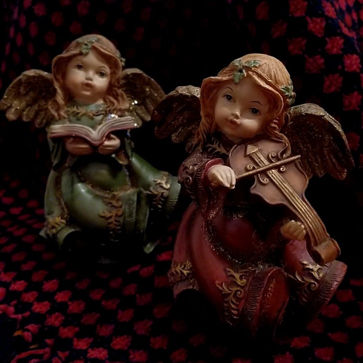 一对中世纪凯尔特圆滚滚蓬蓬裙唱诗班小提琴音...