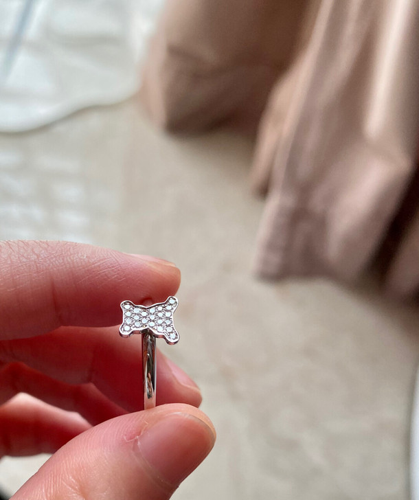 小熊18K白色钻石戒指。几年前买的闲置了,...