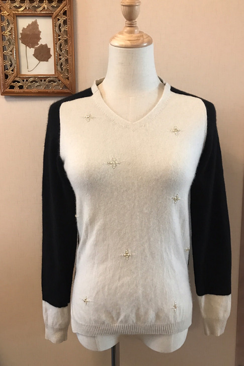 闲置九成新100%羊绒衫。经典不挑肤色的黑...