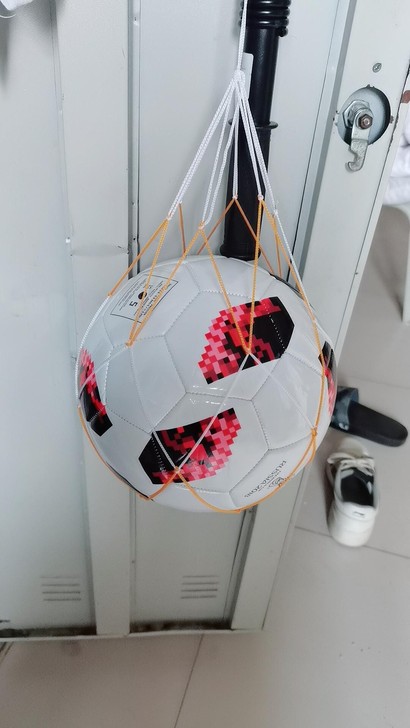 全新未开封五号足球，喜欢的速度下单，送气针...
