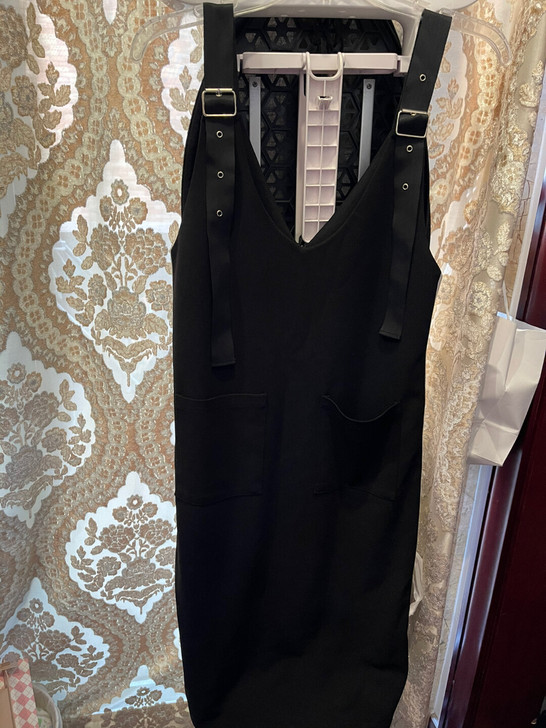 可调节肩带背带连衣裙