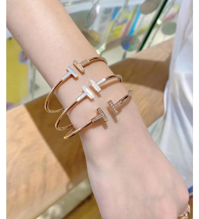 宋仲基同款双T手镯。分为光面/钻款/金色/...