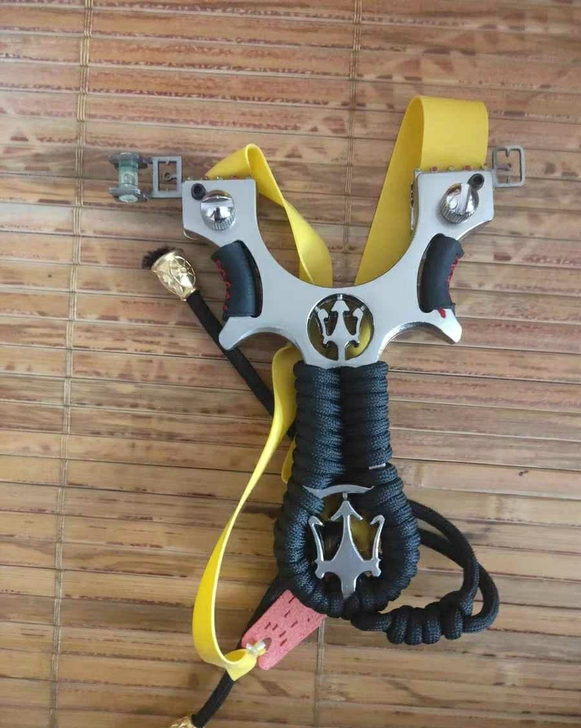 闲置一把全新扁皮筋弹弓，没空玩便宜包邮处理...