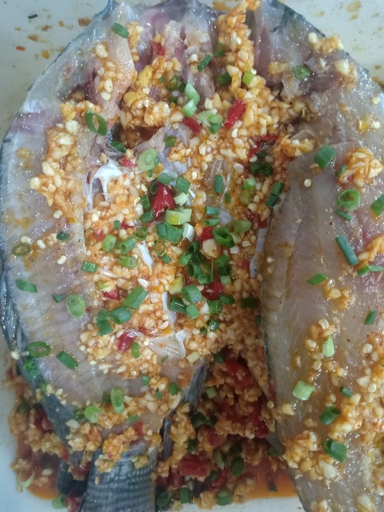 火王清真烧烤店腌制的罗非鱼:宰好后洗刷干净...