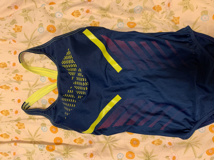 阿瑞纳女士连体泳衣。如图，75元包邮出。