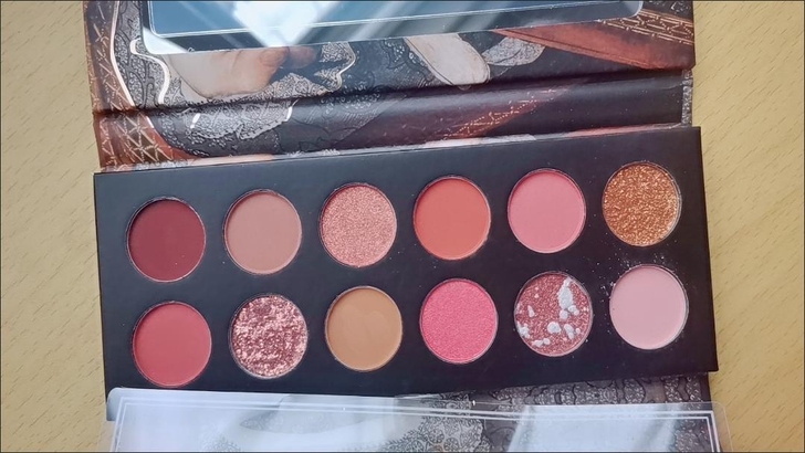 绝美眼影盘,粉质细腻,显色度高,磁铁式的关...