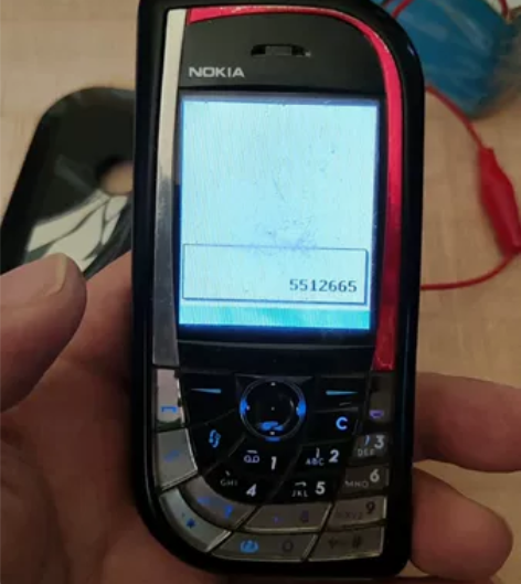 经典诺基亚7610手机一台，品相如图，通电...