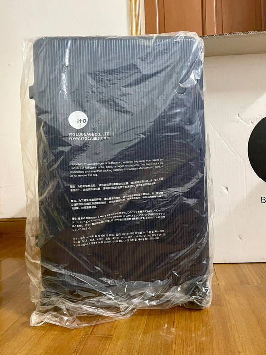 ito28寸藏蓝色行李箱，全新。