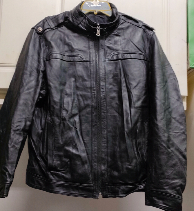 黑色比菲力立领四口袋短款羊皮衣。皮质厚实柔...