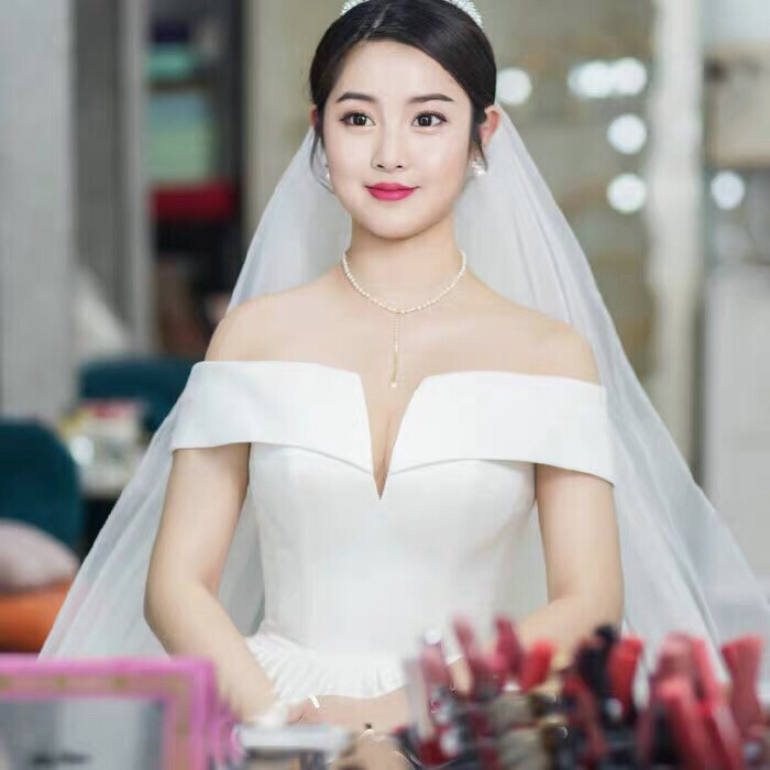绸缎面新款v领显瘦法式轻婚纱 领型：一字肩...