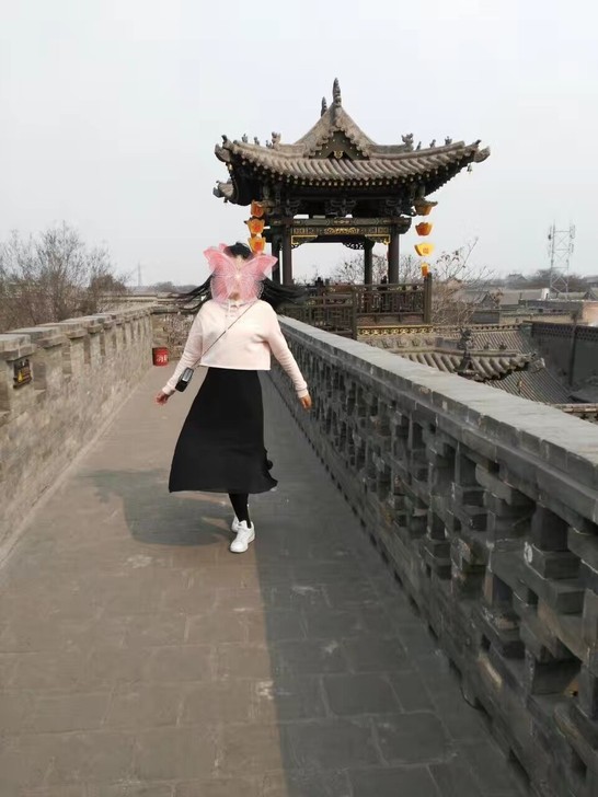 卫衣、裙子，尺码都是s   卫衣是hm，可...