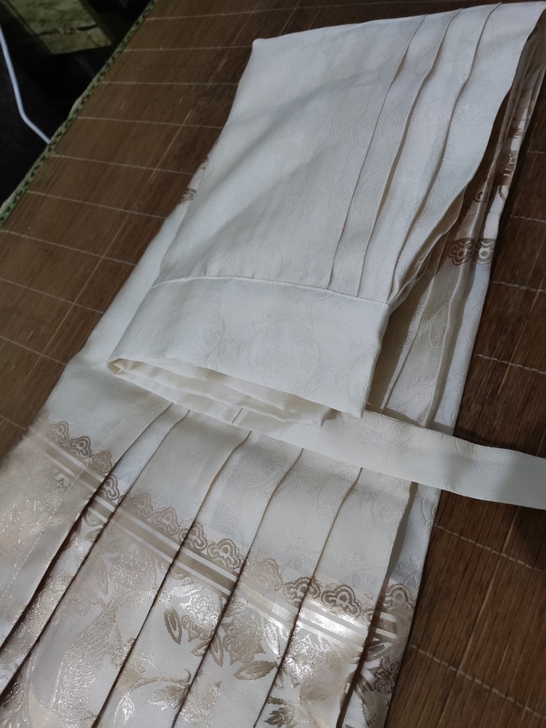 白色兰若庭望水云鹤马面