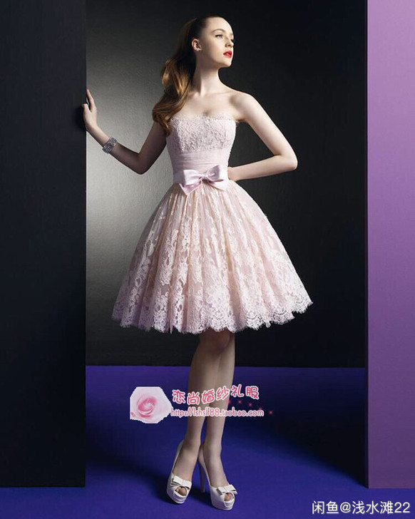 礼服裙。我订做了无袖立领蕾丝的，跟图片有点...