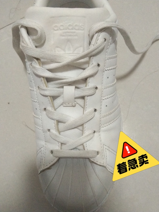 阿迪达斯的一个经典款，是我姑姑买来送给我的...