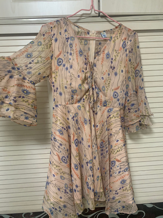 连衣裙  喇叭袖的，颜色实物更好看！上身很...