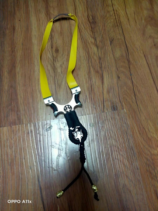 闲置一把全新扁皮筋弹弓，没空玩便宜包邮处理...