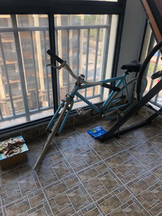 漂亮蓝色死飞，脚刹，手刹都有，有需要的联系...