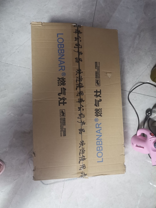 因为安装了自己买的烟机和燃气灶，转卖装修公...