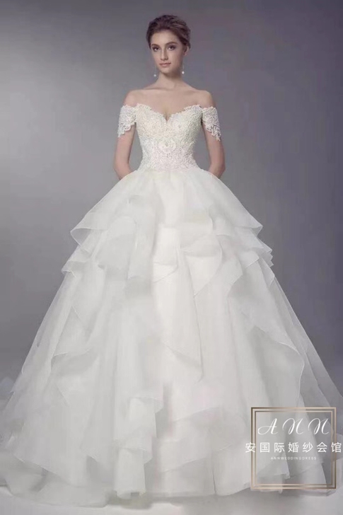 这款一字肩 V 领奢华主纱惊艳且奢华